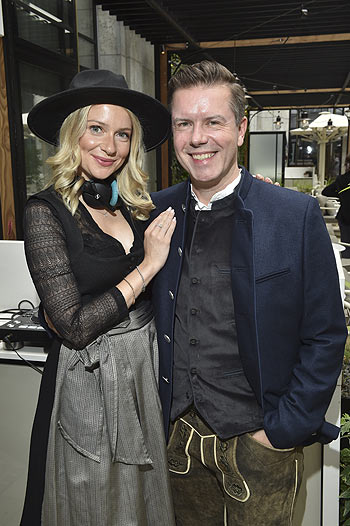 Christian Greiner mit Frau Sandy Greiner (DJane) beim CocoVero Trachten „Catwalk & Champagne“-Event im Rosewood Munich in München am 04.07.2024 (@Foto: BrauerPhotos / Goran Nitschke))